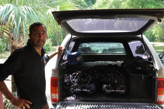 Tanques duplos prontos para o mergulho em Peacock, na Flórida, nos Estados Unidos